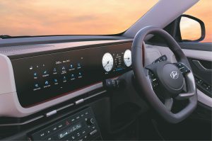 Seamlessly integrated infotainment and cluster screen